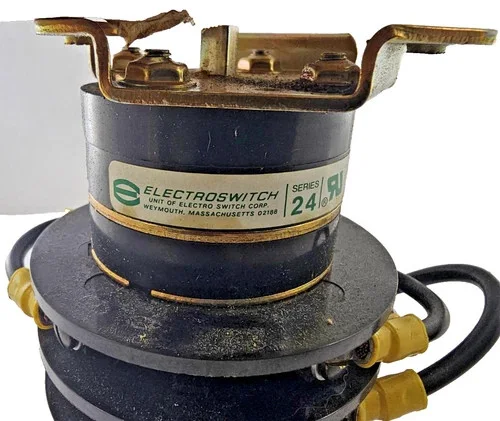 Electroswitch 74204PH Rotary Switch Pull To Lock Spring Return 4-Deck — product image 2 of 11