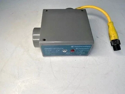 Telemecanique SM586A181LEVCN Superprox Ultrasonic Analog Sensor — primary product image