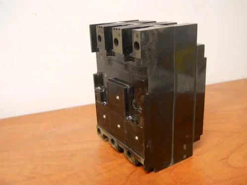Trumbull AT31030 30A 3-Pole 250V Molded Case Circuit Breaker — product image 3 of 5