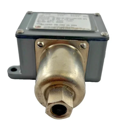 United Electric Type J6 Model 134 Pressure Switch — product image 2 of 7