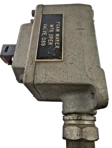 Crouse-Hinds DSD918 S153 M70 Front Operated Cover with Red Pushbutton Assembly, 600VAC — product image 6 of 8