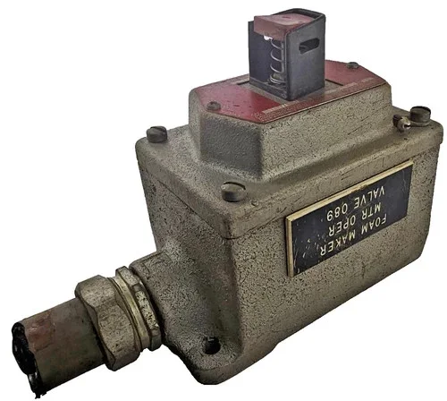 Crouse-Hinds DSD918 S153 M70 Front Operated Cover with Red Pushbutton Assembly, 600VAC — product image 3 of 8