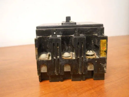 Trumbull AT31030 30A 3-Pole 250V Molded Case Circuit Breaker — product image 5 of 5