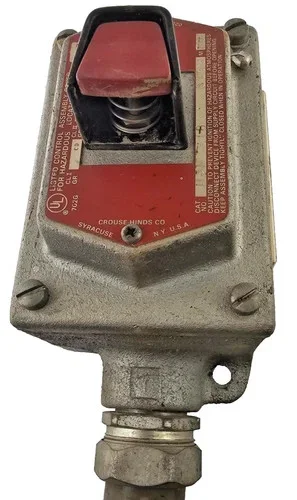 Crouse-Hinds DSD918 S153 M70 Front Operated Cover with Red Pushbutton Assembly, 600VAC — primary product image