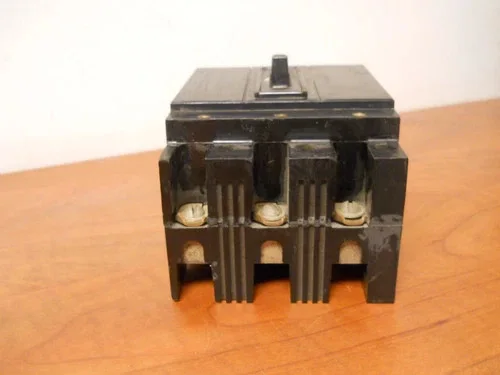 Trumbull AT31030 30A 3-Pole 250V Molded Case Circuit Breaker — product image 4 of 5