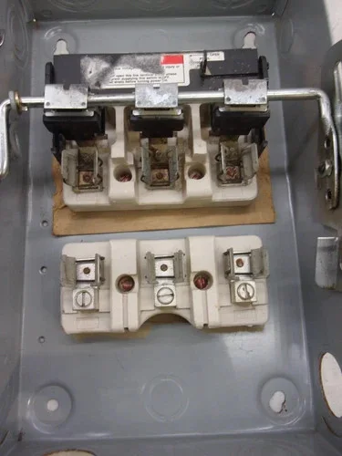 Siemens JN422 Fusible Heavy Duty Safety Switch, 60A, 240V, 3-Pole, NEMA 1 — product image 3 of 8
