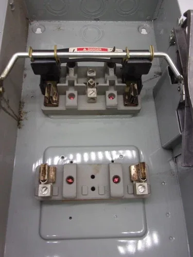 ITE Vacu-Break Heavy Duty Enclosed Safety Switch SN323, 100A 240V Fusible — product image 4 of 9