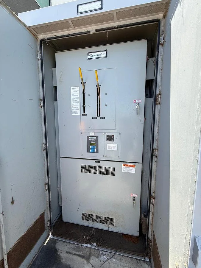 Russelectric RTBD-12004CEF 1200A Automatic Transfer Switch — product image 5 of 10