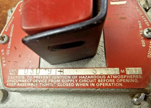 Crouse-Hinds DSD918 S153 M70 Front Operated Cover with Red Pushbutton Assembly, 600VAC — product image 8 of 8