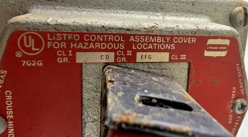 Crouse-Hinds DSD918 S153 M70 Front Operated Cover with Red Pushbutton Assembly, 600VAC — product image 2 of 8