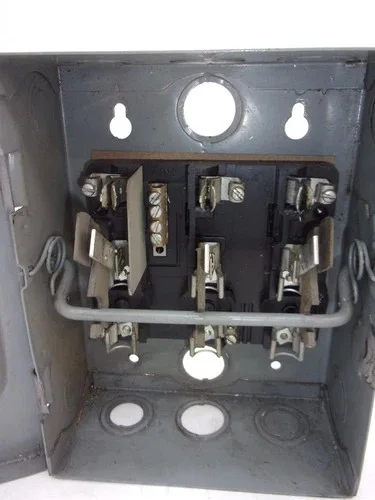 Square D D321N Heavy Duty Safety Switch — product image 4 of 8