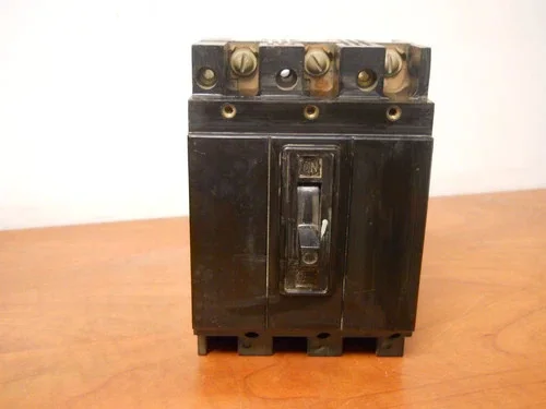 Trumbull AT31030 30A 3-Pole 250V Molded Case Circuit Breaker